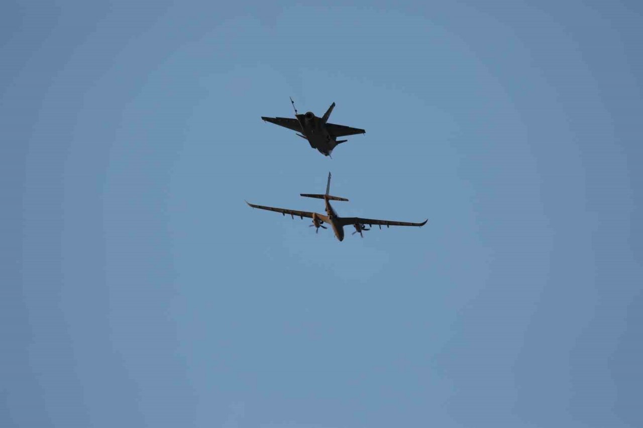 KIZILELMA uçuş testinde bir ilk: KIZILELMA VE AKINCI’dan kol uçuşu