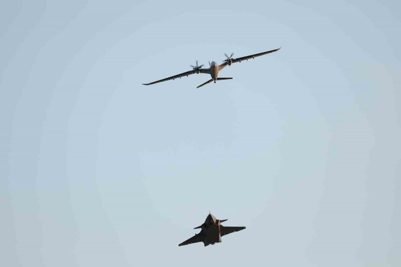 KIZILELMA uçuş testinde bir ilk: KIZILELMA VE AKINCI’dan kol uçuşu