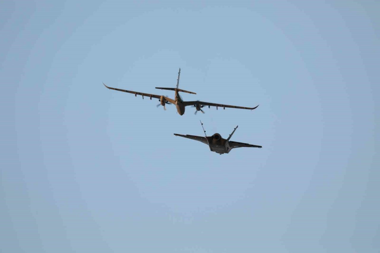 KIZILELMA uçuş testinde bir ilk: KIZILELMA VE AKINCI’dan kol uçuşu