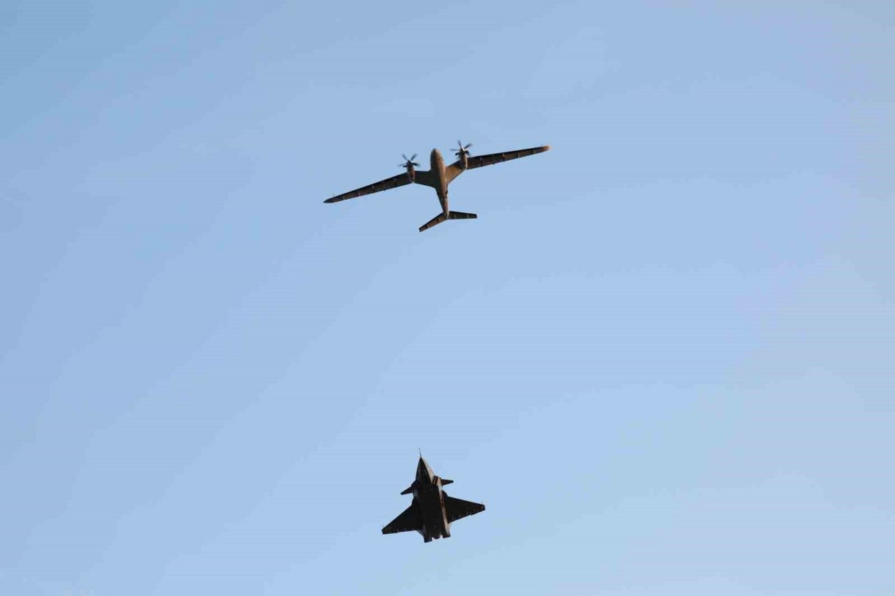 KIZILELMA uçuş testinde bir ilk: KIZILELMA VE AKINCI’dan kol uçuşu