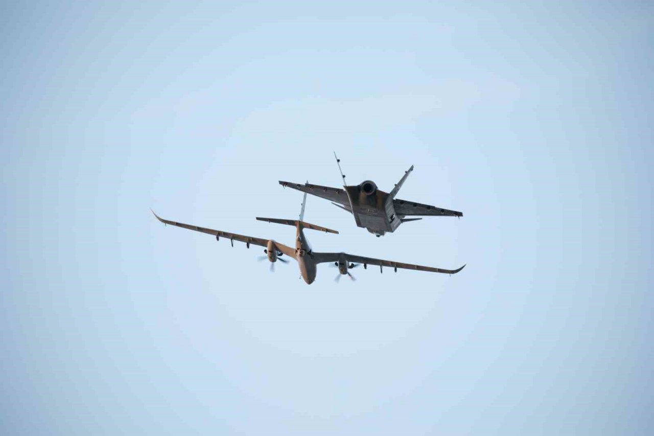 KIZILELMA uçuş testinde bir ilk: KIZILELMA VE AKINCI’dan kol uçuşu