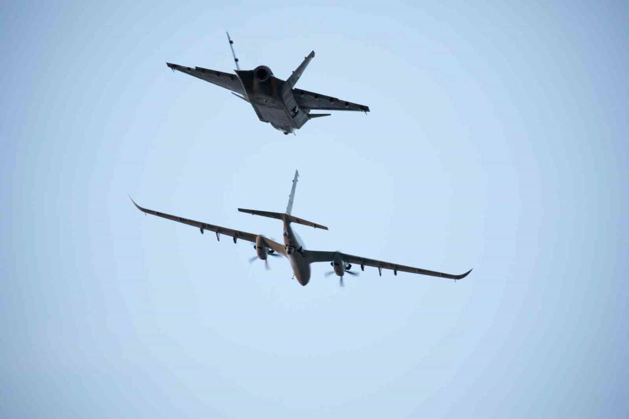 KIZILELMA uçuş testinde bir ilk: KIZILELMA VE AKINCI’dan kol uçuşu