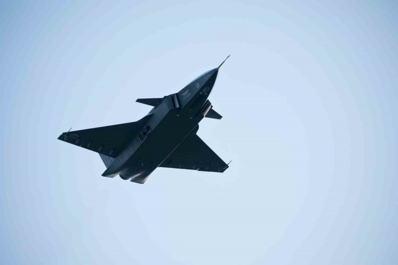 KIZILELMA uçuş testinde bir ilk: KIZILELMA VE AKINCI’dan kol uçuşu