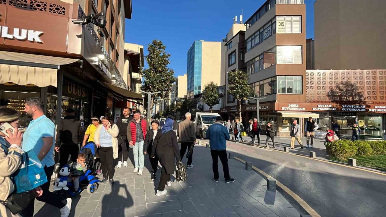 Bayram sonrası güneşli havayı gören vatandaşlar kendini sokağa attı.