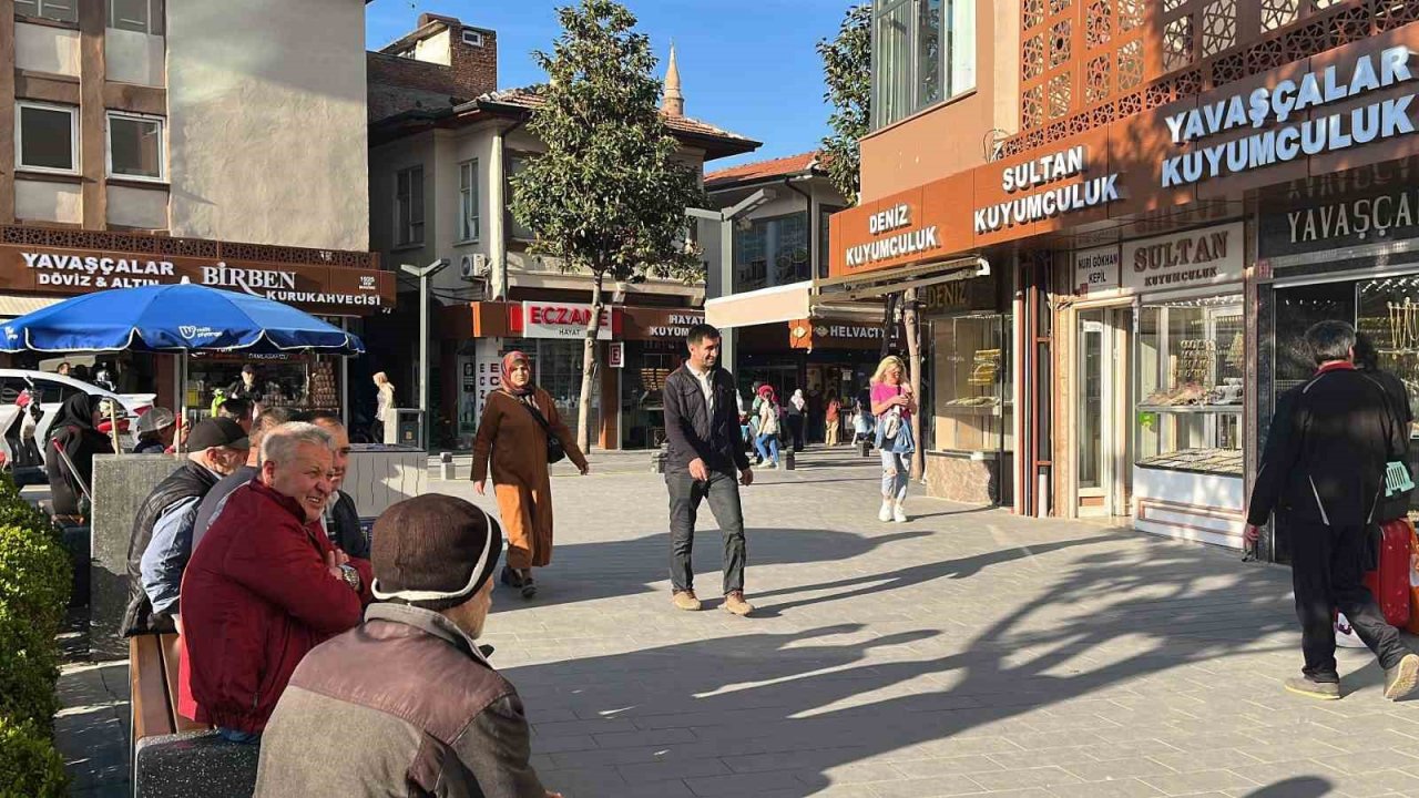 Bayram sonrası güneşli havayı gören vatandaşlar kendini sokağa attı.