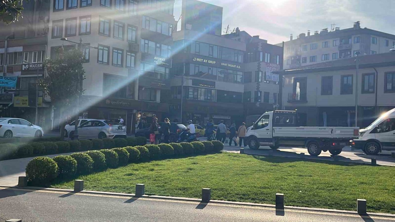 Bayram sonrası güneşli havayı gören vatandaşlar kendini sokağa attı.