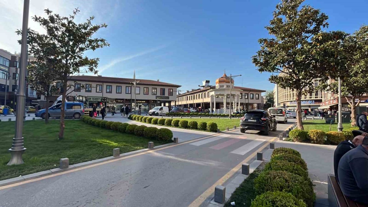 Bayram sonrası güneşli havayı gören vatandaşlar kendini sokağa attı.