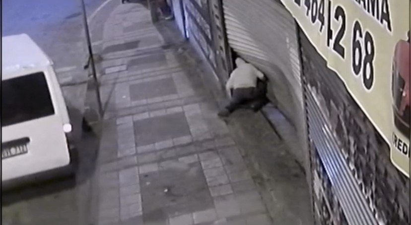 İstanbul’da film gibi soygun kamerada: Hurdacıyı kepengini minibüsle kırıp soydular