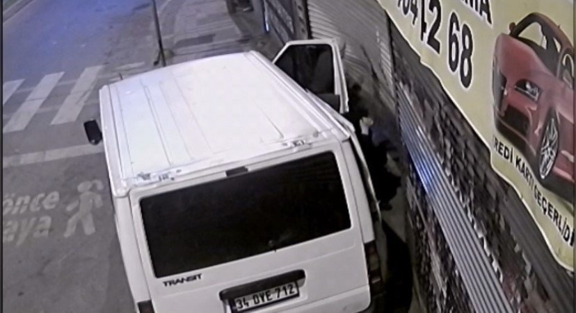 İstanbul’da film gibi soygun kamerada: Hurdacıyı kepengini minibüsle kırıp soydular