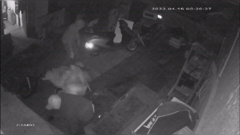 İstanbul’da film gibi soygun kamerada: Hurdacıyı kepengini minibüsle kırıp soydular