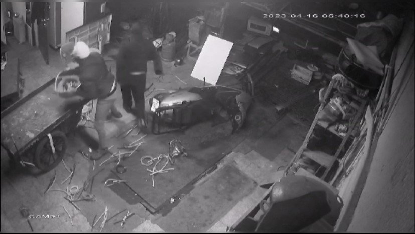 İstanbul’da film gibi soygun kamerada: Hurdacıyı kepengini minibüsle kırıp soydular