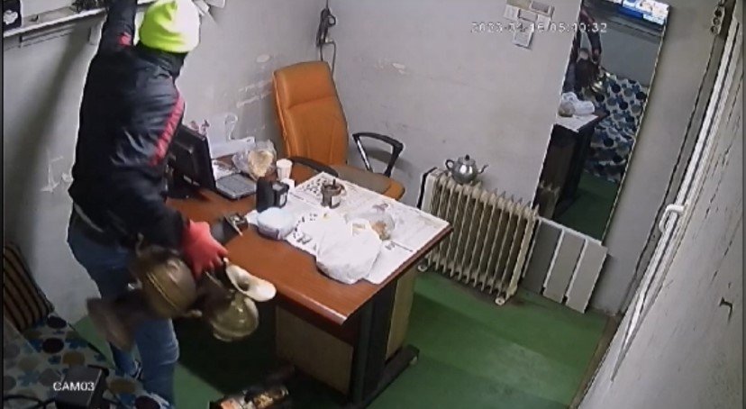 İstanbul’da film gibi soygun kamerada: Hurdacıyı kepengini minibüsle kırıp soydular