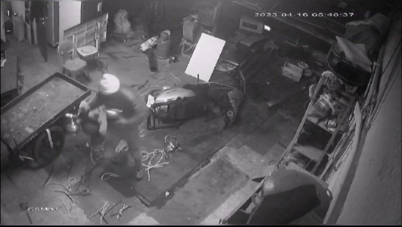 İstanbul’da film gibi soygun kamerada: Hurdacıyı kepengini minibüsle kırıp soydular