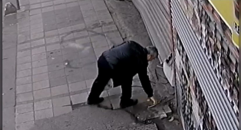 İstanbul’da film gibi soygun kamerada: Hurdacıyı kepengini minibüsle kırıp soydular