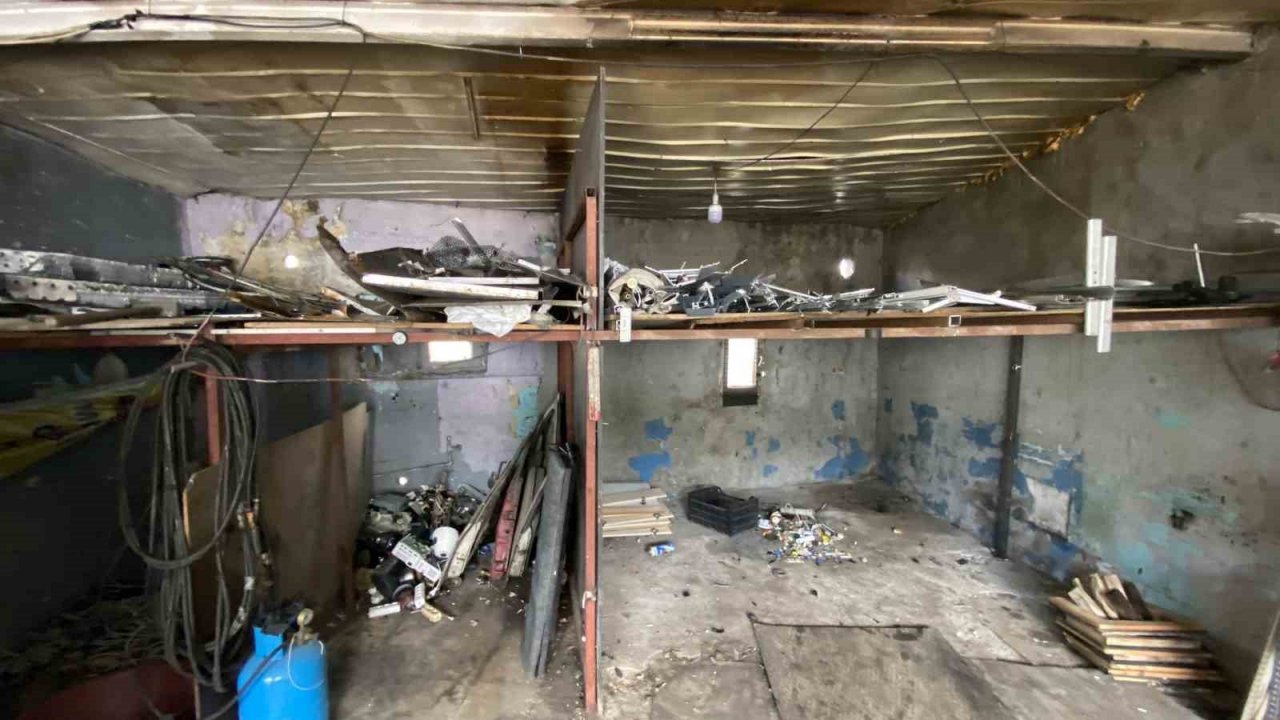 İstanbul’da film gibi soygun kamerada: Hurdacıyı kepengini minibüsle kırıp soydular