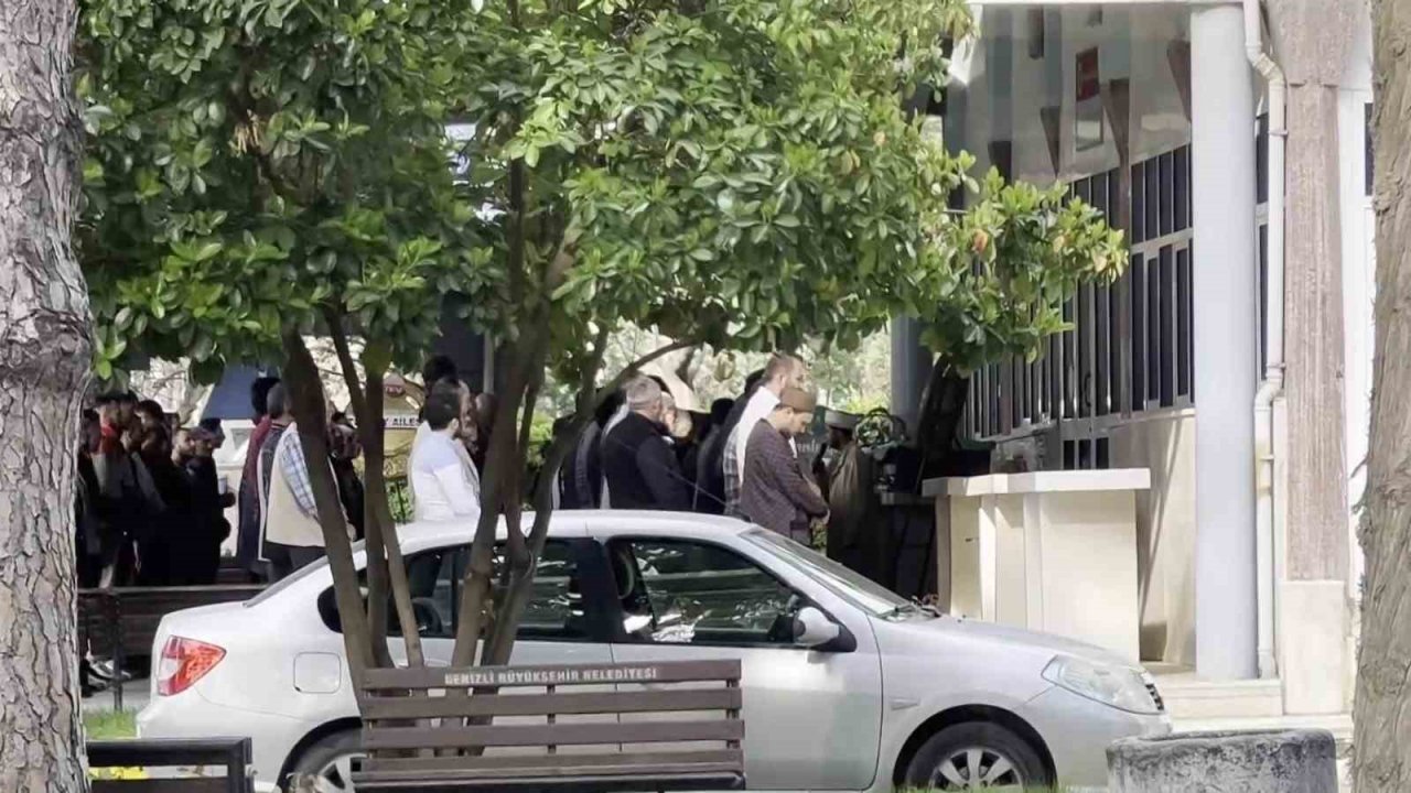 Çocuğunun gözü önünde öldürülen esnaf son yolcuğuna uğurlandı