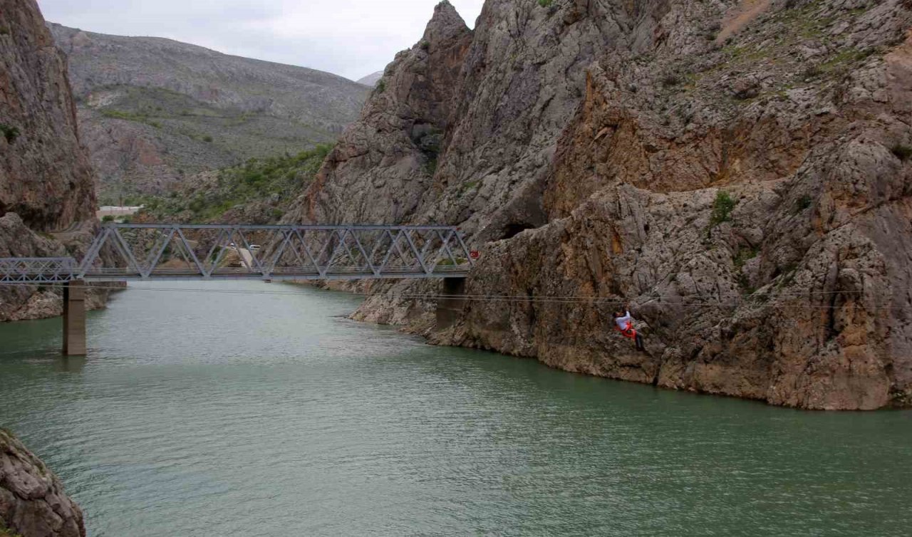 Dünyanın ikinci büyük kanyonunda zipline ve tekne keyfi