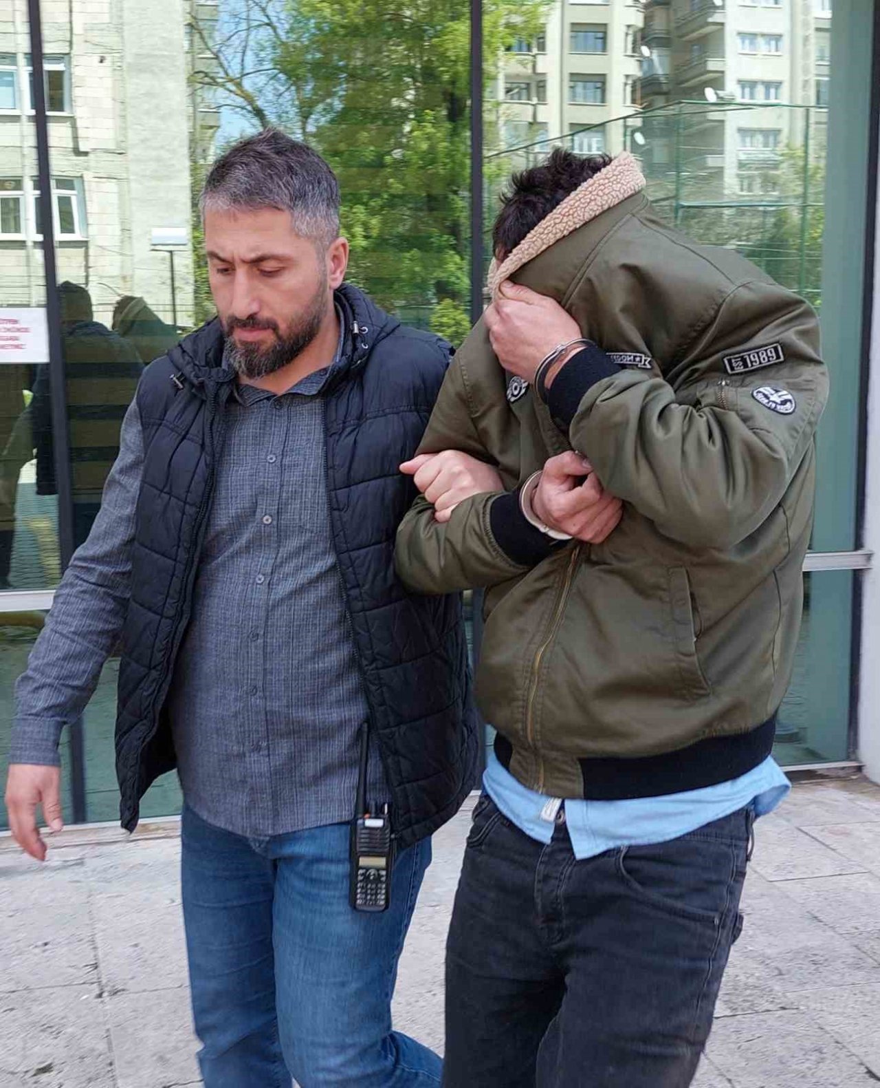 Kapkaç yöntemiyle altın çalan zanlı tutuklandı