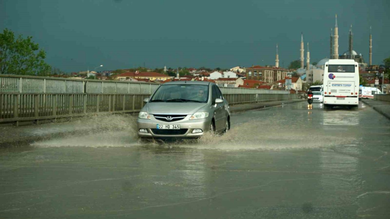 Edirne’de gök gürültülü sağanak ve dolu etkili oldu