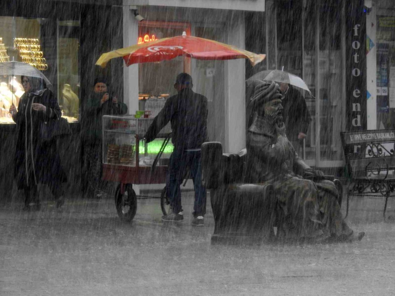 Edirne’de gök gürültülü sağanak ve dolu etkili oldu