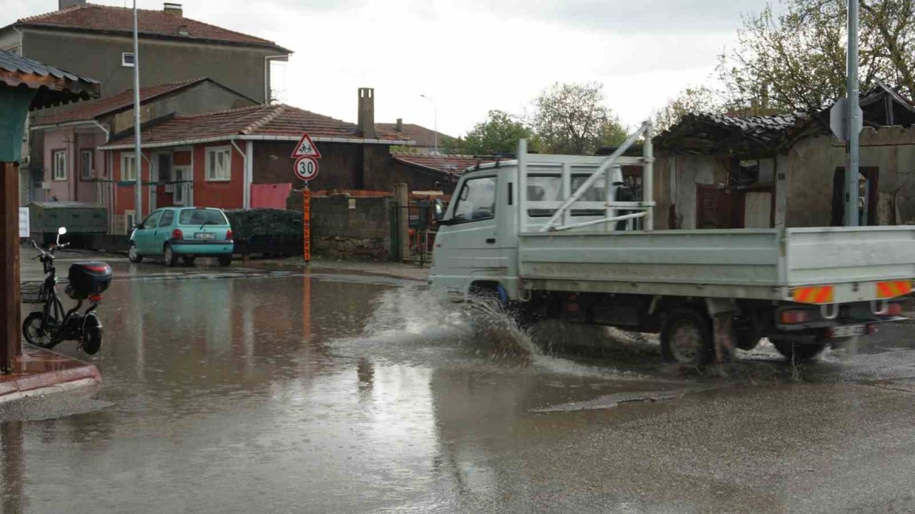 Edirne’de gök gürültülü sağanak ve dolu etkili oldu