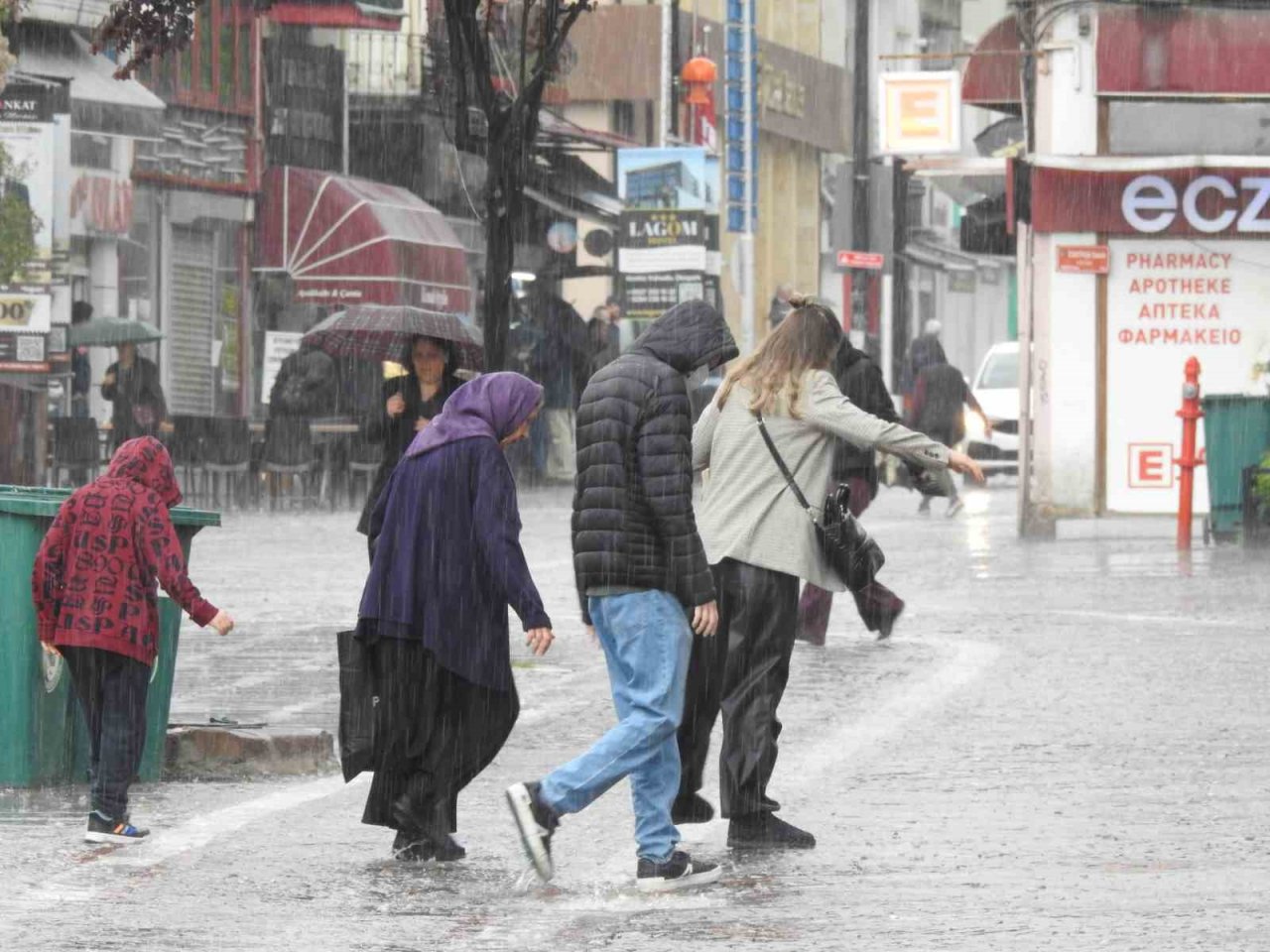 Edirne’de gök gürültülü sağanak ve dolu etkili oldu