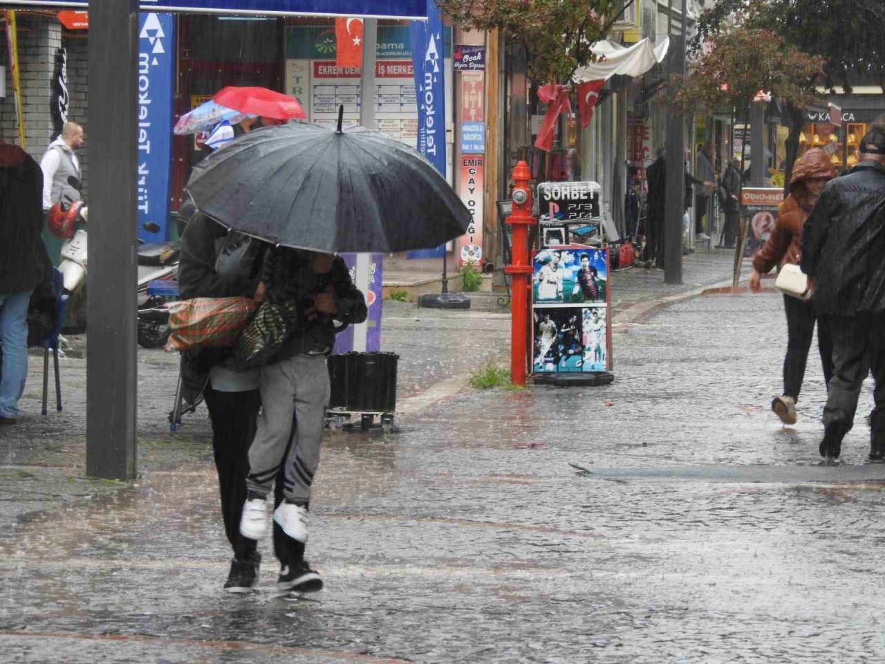 Edirne’de gök gürültülü sağanak ve dolu etkili oldu