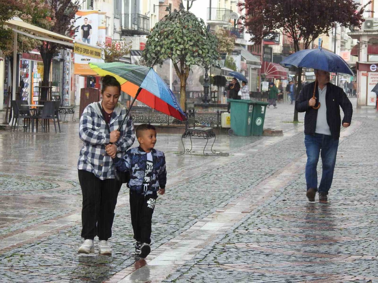 Edirne’de gök gürültülü sağanak ve dolu etkili oldu