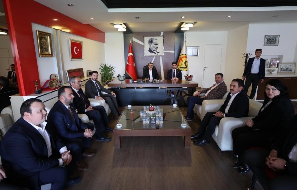 Bakan Dönmez Eskişehirspor’u ziyaret etti