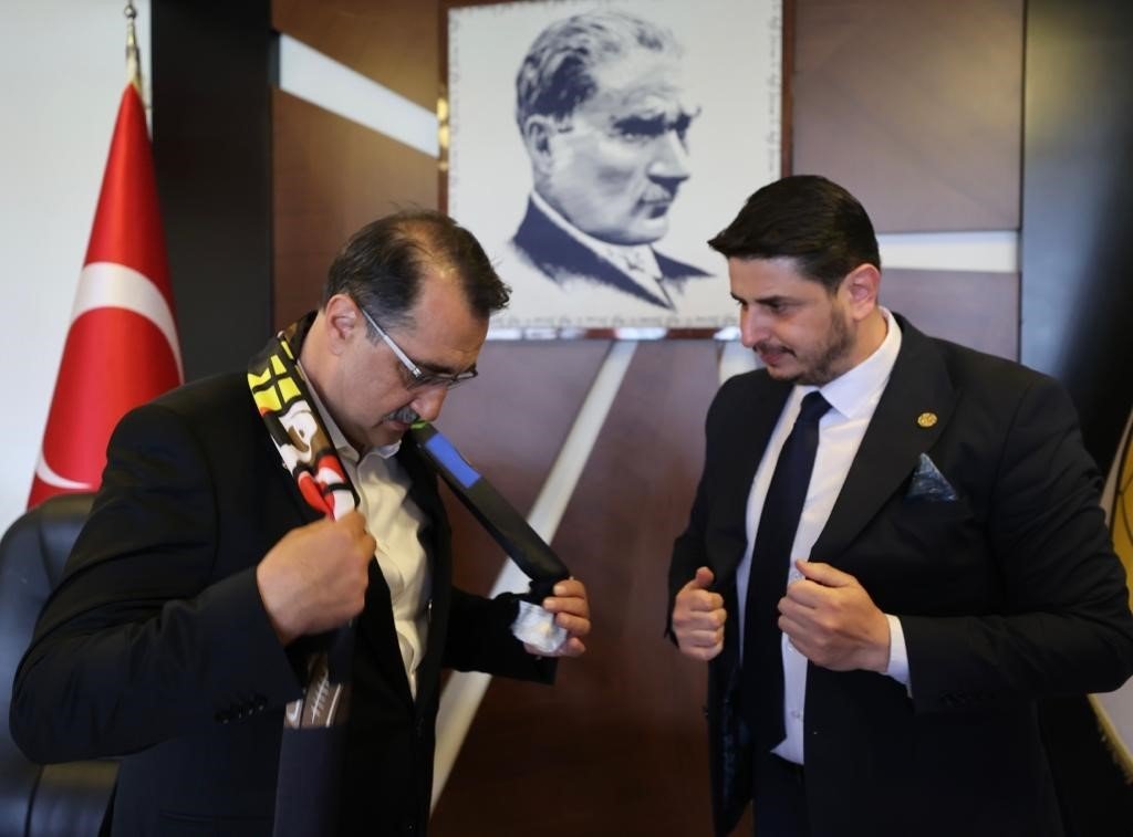 Bakan Dönmez Eskişehirspor’u ziyaret etti