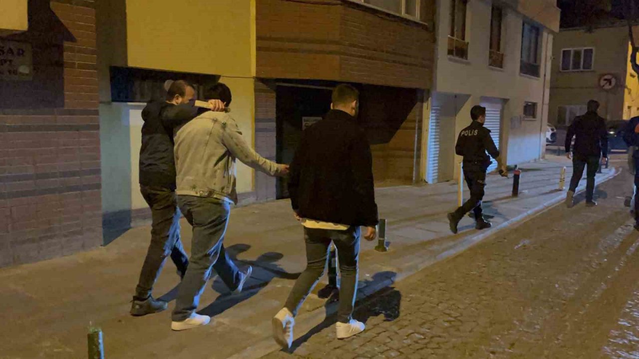 Cadde ortasında bıçaklı saldırıda Irak uyruklu 1 kişi yaralandı