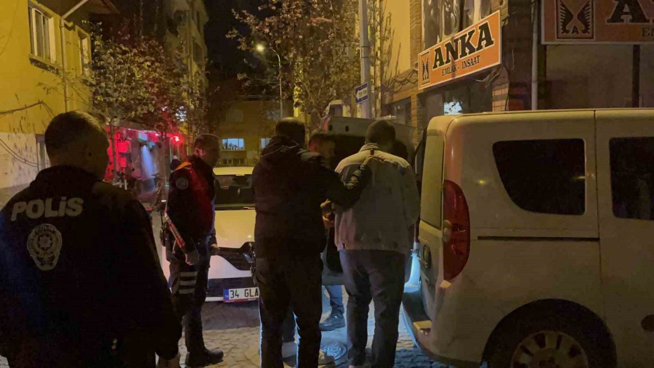 Cadde ortasında bıçaklı saldırıda Irak uyruklu 1 kişi yaralandı