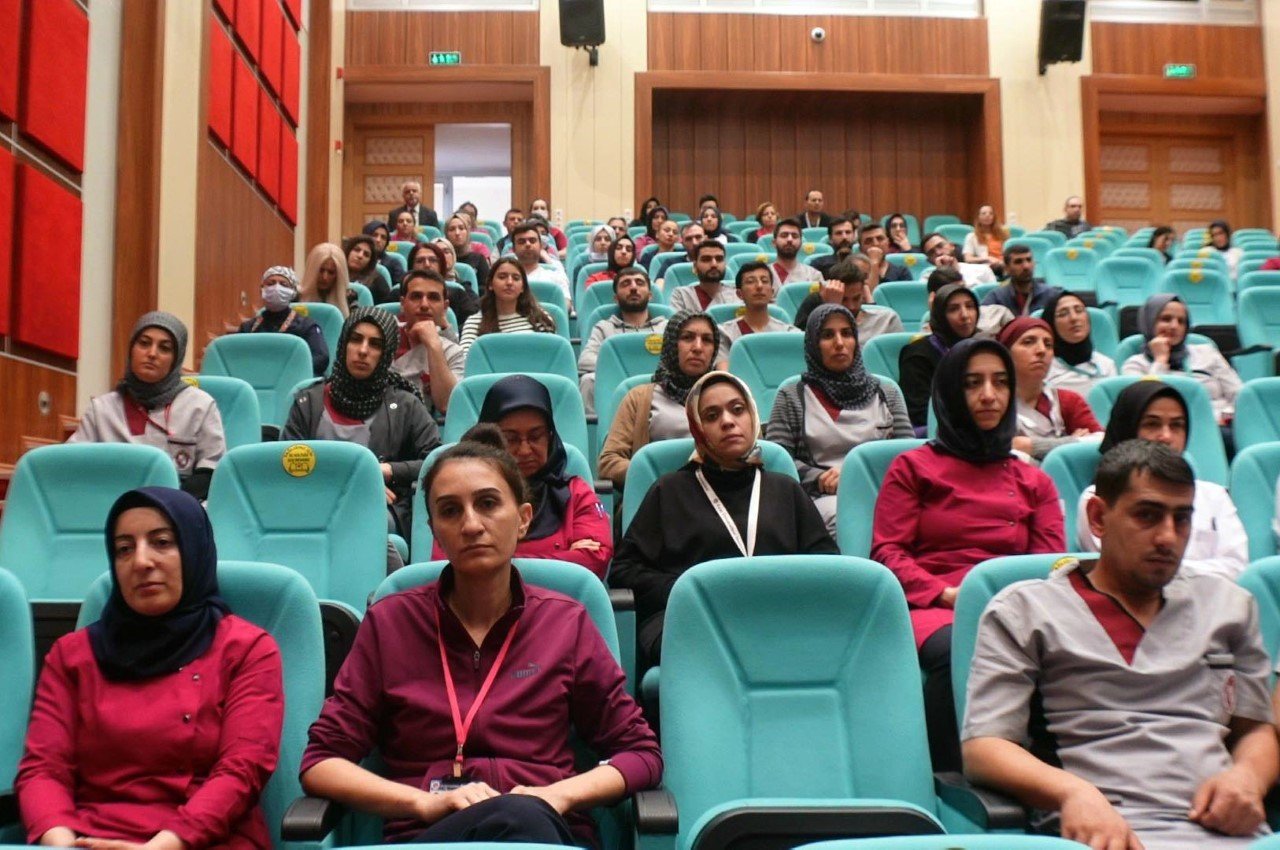 FÜ Hastanesinde Parkinson hastalığı farkındalık eğitimi verildi