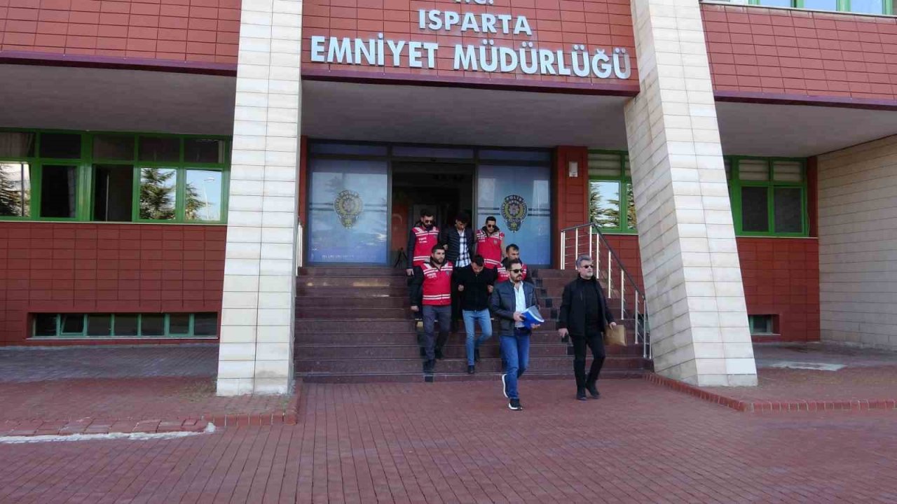 Isparta’da adliyeye sevk edilen cinayet şüphelilerinden 1’i tutuklandı