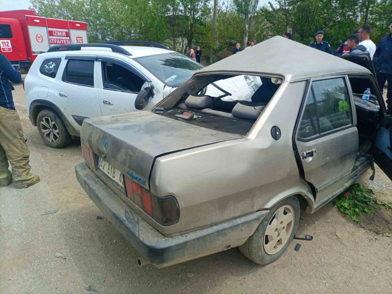 İki otomobil kafa kafaya çarpıştı: 1’i ağır toplam 6 kişi yaralandı