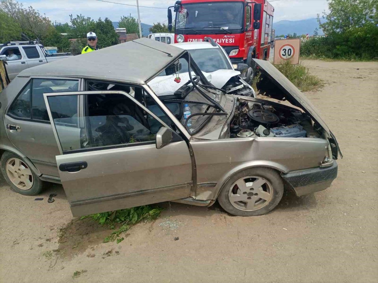 İki otomobil kafa kafaya çarpıştı: 1’i ağır toplam 6 kişi yaralandı