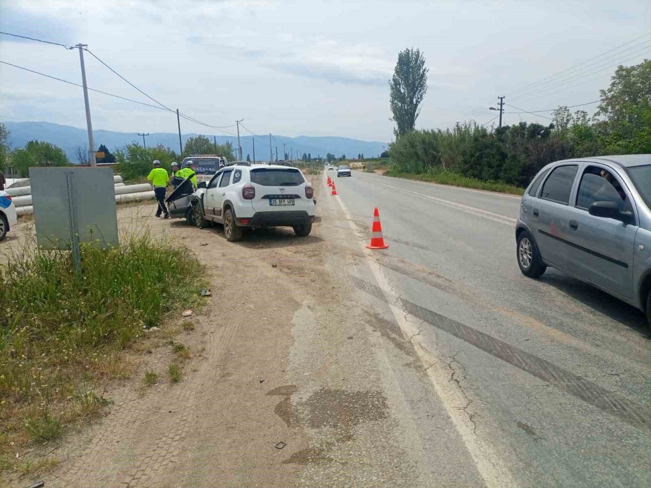 İki otomobil kafa kafaya çarpıştı: 1’i ağır toplam 6 kişi yaralandı