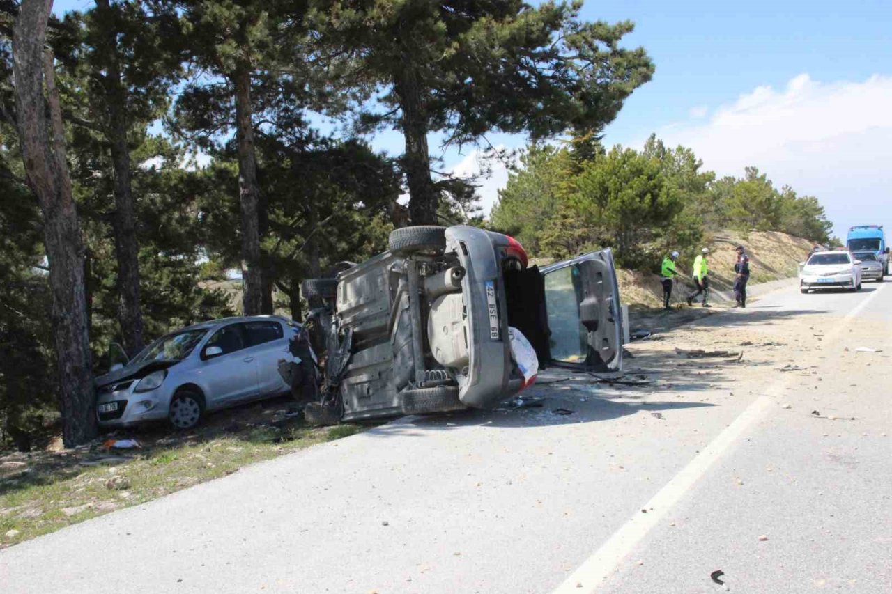 Otomobil yol kenarında duran otomobile çarptı: 2’si ağır, 6 yaralı