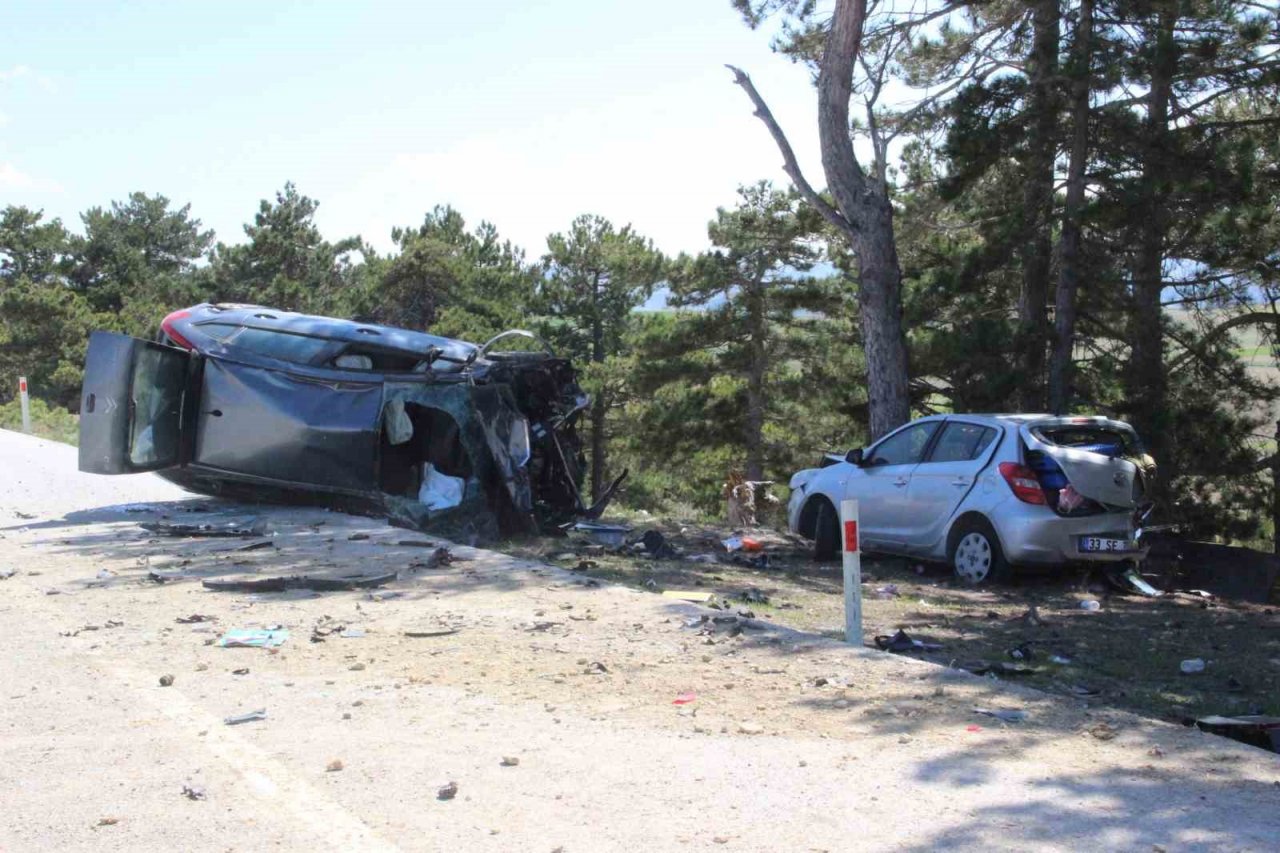 Otomobil yol kenarında duran otomobile çarptı: 2’si ağır, 6 yaralı