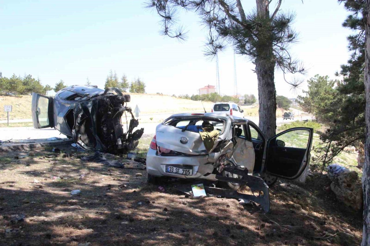 Otomobil yol kenarında duran otomobile çarptı: 2’si ağır, 6 yaralı