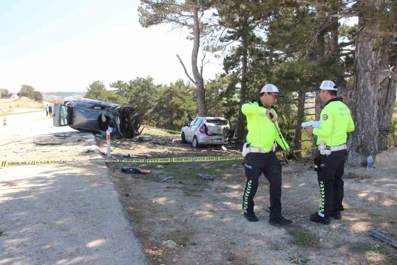 Otomobil yol kenarında duran otomobile çarptı: 2’si ağır, 6 yaralı