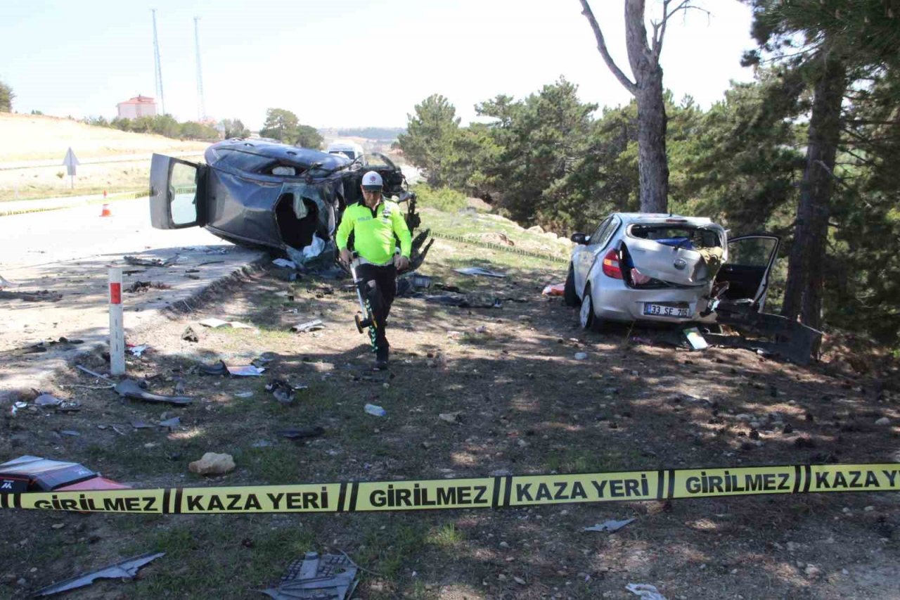 Otomobil yol kenarında duran otomobile çarptı: 2’si ağır, 6 yaralı