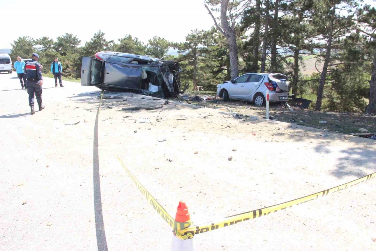 Otomobil yol kenarında duran otomobile çarptı: 2’si ağır, 6 yaralı