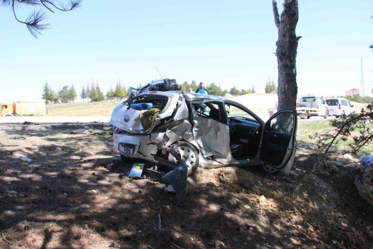 Otomobil yol kenarında duran otomobile çarptı: 2’si ağır, 6 yaralı