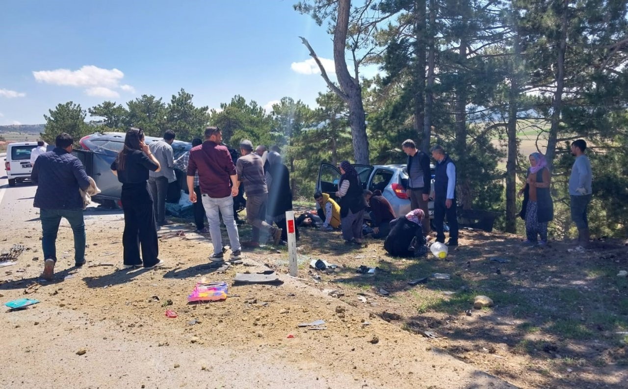 Otomobil yol kenarında duran otomobile çarptı: 2’si ağır, 6 yaralı