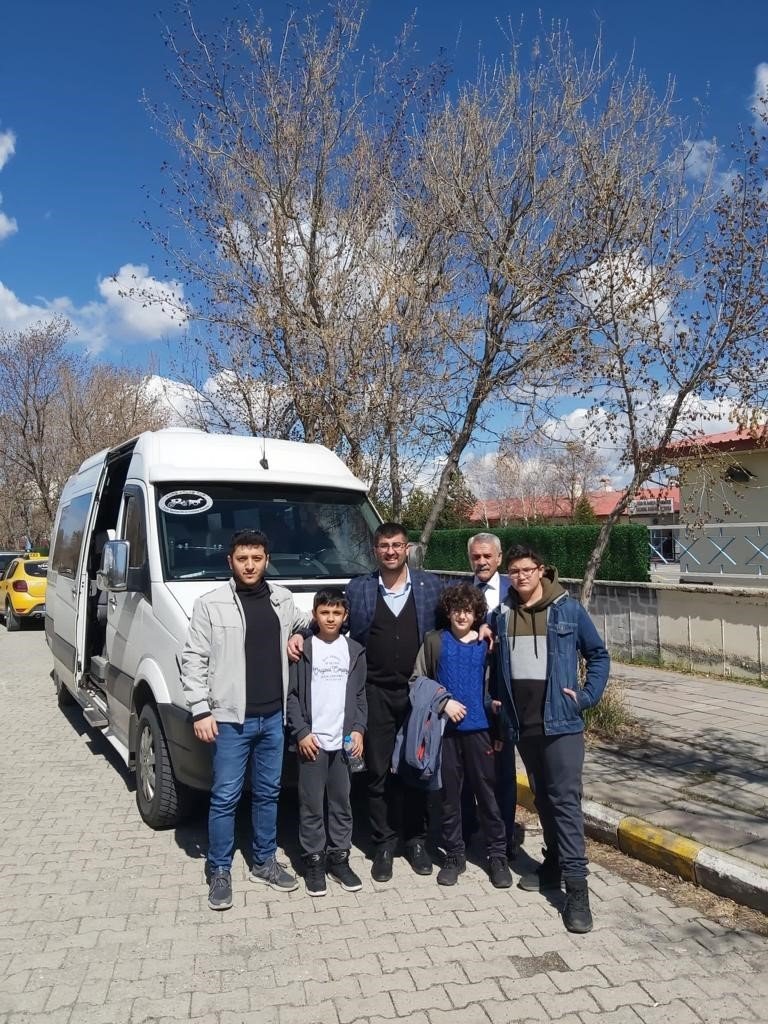 Kars’tan 24 öğrenci satranç turnuvası için yola çıktı