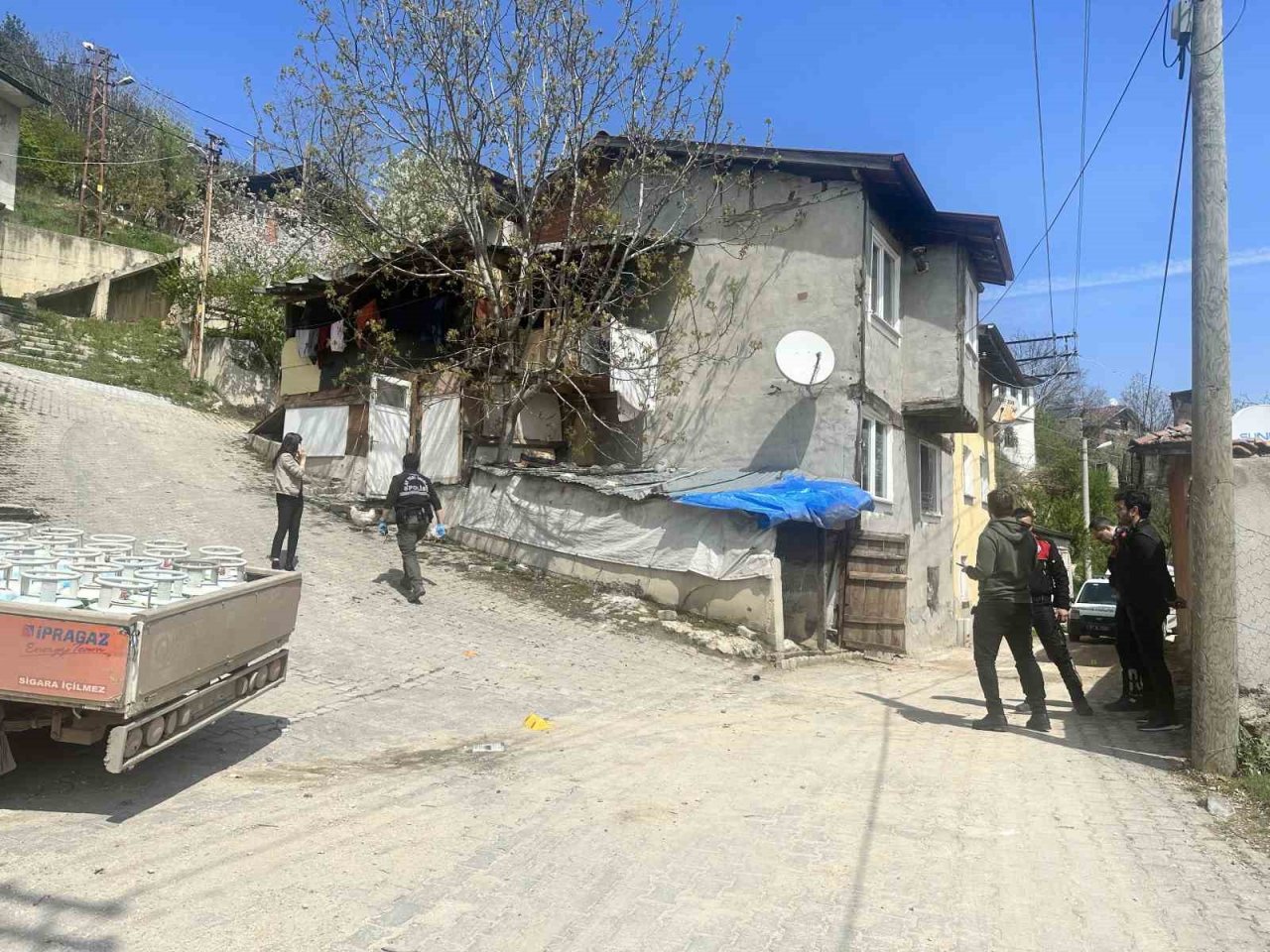 Eski eşinin evine defalarca ateş etti, eski kayınvalidesini yaraladı