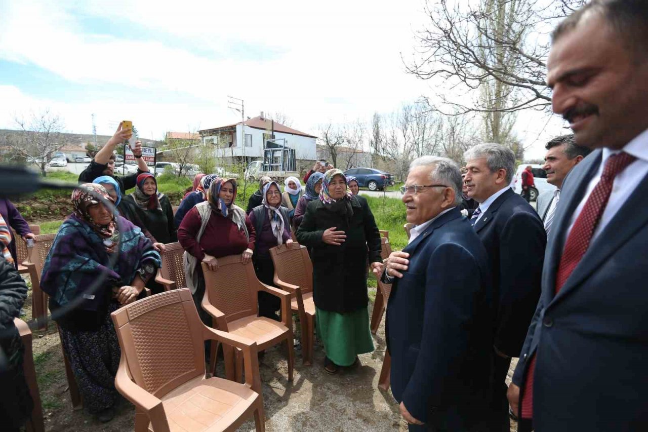 Başkan Büyükkılıç Sarıoğlan’da konuştu: "Sizlerin hizmetkarıyız"