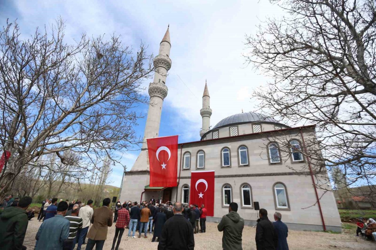 Başkan Büyükkılıç Sarıoğlan’da konuştu: "Sizlerin hizmetkarıyız"