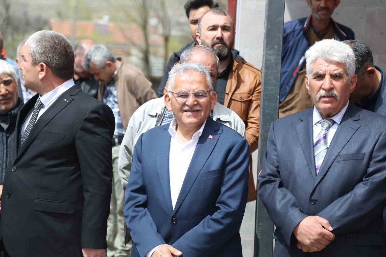 Başkan Büyükkılıç Sarıoğlan’da konuştu: "Sizlerin hizmetkarıyız"